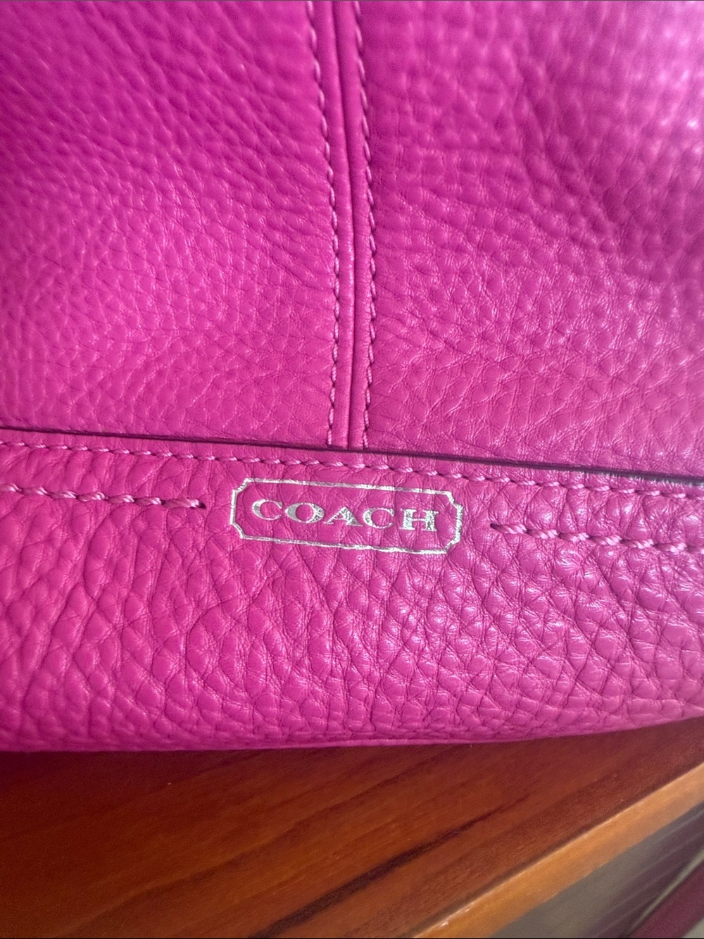 Gorgeous Coach Pebbled Leather Shoulder Bag in Fuchsia Pink-excellent condition - Picture 2 of 7